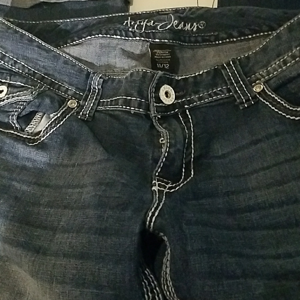 Capri length distressed Ariya Jeans size 11/12